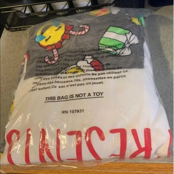 Justice emoji 2 piece sleep set unisex - Picture 5 of 6